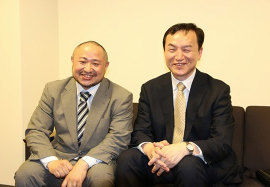 笑顔の初瀬勇輔と石川准教授の写真